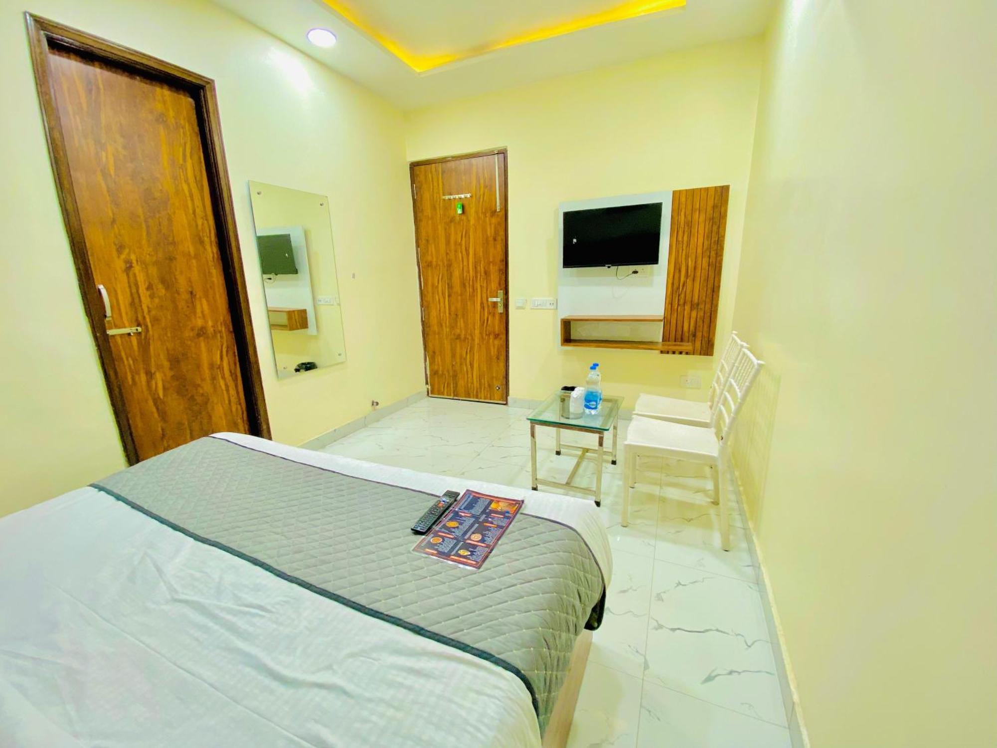 Hotel Holiday First 300 Meter From Golden Temple Amritsar Zewnętrze zdjęcie